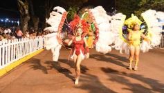 Foto de la galería: San Ignacio vivió la última noche de brillo, show y encuentro en lo que fue el cierre de los Carnavales Misioneros 2025
