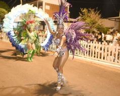 Foto de la galería: San Ignacio vivió la última noche de brillo, show y encuentro en lo que fue el cierre de los Carnavales Misioneros 2025
