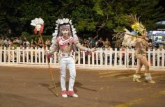 Foto de la galería: San Ignacio vivió la última noche de brillo, show y encuentro en lo que fue el cierre de los Carnavales Misioneros 2025