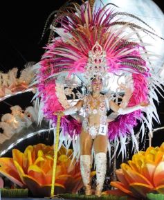 Foto de la galería: San Ignacio vivió la última noche de brillo, show y encuentro en lo que fue el cierre de los Carnavales Misioneros 2025