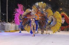 Foto de la galería: San Ignacio vivió la última noche de brillo, show y encuentro en lo que fue el cierre de los Carnavales Misioneros 2025