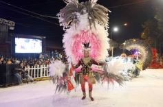 Foto de la galería: San Ignacio vivió la última noche de brillo, show y encuentro en lo que fue el cierre de los Carnavales Misioneros 2025
