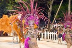 Foto de la galería: San Ignacio vivió la última noche de brillo, show y encuentro en lo que fue el cierre de los Carnavales Misioneros 2025