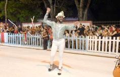Foto de la galería: San Ignacio vivió la última noche de brillo, show y encuentro en lo que fue el cierre de los Carnavales Misioneros 2025