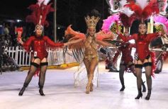 Foto de la galería: San Ignacio vivió la última noche de brillo, show y encuentro en lo que fue el cierre de los Carnavales Misioneros 2025