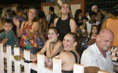 Foto de la galería: San Ignacio vivió la última noche de brillo, show y encuentro en lo que fue el cierre de los Carnavales Misioneros 2025