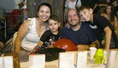 Foto de la galería: San Ignacio vivió la última noche de brillo, show y encuentro en lo que fue el cierre de los Carnavales Misioneros 2025