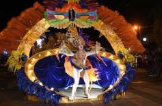 Foto de la galería: San Ignacio vivió la última noche de brillo, show y encuentro en lo que fue el cierre de los Carnavales Misioneros 2025