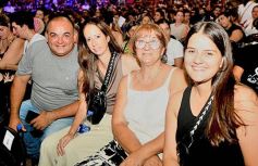 Foto de la galería: Abel Pintos se reencontró con el afecto del público misionero en el show colmado que trajo en el arranque del mes 