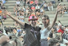 Foto de la galería: Abel Pintos se reencontró con el afecto del público misionero en el show colmado que trajo en el arranque del mes 