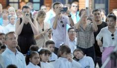 Foto de la galería: Acto en la Escuela 675: la vuelta a clases fue con reencuentros y buenos deseos compartidos para el año que sigue