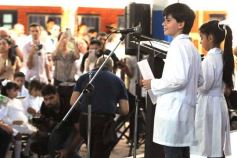 Foto de la galería: Acto en la Escuela 675: la vuelta a clases fue con reencuentros y buenos deseos compartidos para el año que sigue