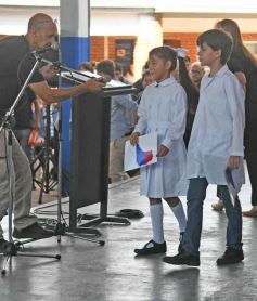 Foto de la galería: Acto en la Escuela 675: la vuelta a clases fue con reencuentros y buenos deseos compartidos para el año que sigue