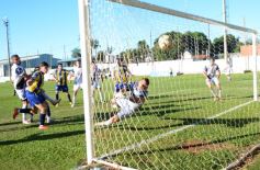 Sixto Fotografías. Deportes. Torneo Federal A - Federal A: Mitre pisó fuerte en casa y volvió a la zona de clasificación 