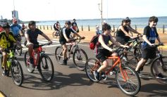 Foto de la galería: Caravana de alegría y solidaridad: en el resumen de lo que marcó la 25° Bicicleteada del Roque González