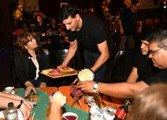 Foto de la galería: Agasajo de la gran familia de la Madre: especial noche de reunión junto a los profes y padres en la cena aniversario