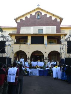 Foto de la galería: En honor a Fátima: con promesas y agradecimientos, los fieles cumplieron otra gran manifestación de fe a la Virgen