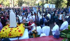 Foto de la galería: En honor a Fátima: con promesas y agradecimientos, los fieles cumplieron otra gran manifestación de fe a la Virgen