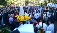 Foto de la galería: En honor a Fátima: con promesas y agradecimientos, los fieles cumplieron otra gran manifestación de fe a la Virgen