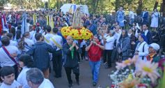 Foto de la galería: En honor a Fátima: con promesas y agradecimientos, los fieles cumplieron otra gran manifestación de fe a la Virgen