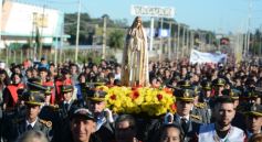 Foto de la galería: En honor a Fátima: con promesas y agradecimientos, los fieles cumplieron otra gran manifestación de fe a la Virgen