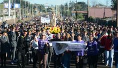 Foto de la galería: En honor a Fátima: con promesas y agradecimientos, los fieles cumplieron otra gran manifestación de fe a la Virgen