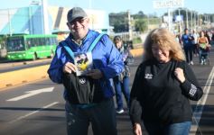Foto de la galería: En honor a Fátima: con promesas y agradecimientos, los fieles cumplieron otra gran manifestación de fe a la Virgen