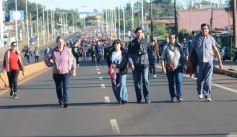 Foto de la galería: En honor a Fátima: con promesas y agradecimientos, los fieles cumplieron otra gran manifestación de fe a la Virgen