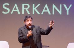 Sixto Fotografías. Sociedad. Varios - Ricky Sarkany en Posadas: el consagrado referente de la moda trajo su experiencia a la industria creativa misionera