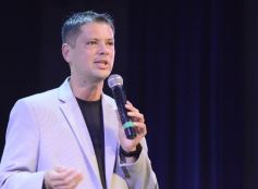 Foto de la galería: Ricky Sarkany en Posadas: el consagrado referente de la moda trajo su experiencia a la industria creativa misionera