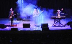 Foto de la galería: Los Tipitos en el Montoya: el rock nacional volvió a traer show con otro gran recibimiento del público misionero