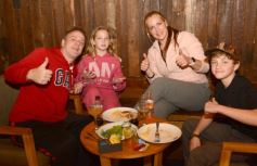 Foto de la galería: Día del Amigo en Posadas: con los bares y restaurantes a pleno y todo el disfrute de la noche de juntadas y reencuentros