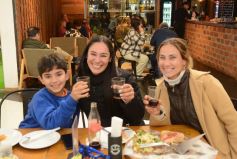 Foto de la galería: Día del Amigo en Posadas: con los bares y restaurantes a pleno y todo el disfrute de la noche de juntadas y reencuentros