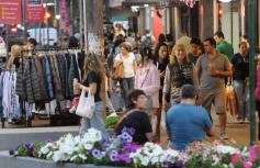 Foto de la galería: Tarde de sábado a pleno movimiento entre paseos y sociales aprovechando lo que fue el tercer día del Black Friday