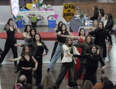 Foto de la galería: Elección de Reyes del Santa María: segunda parte del desfile y el anticipo del ritmo que traen para la Estudiantina 2025