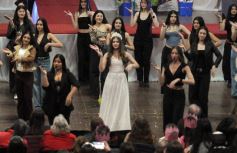 Foto de la galería: Elección de Reyes del Santa María: segunda parte del desfile y el anticipo del ritmo que traen para la Estudiantina 2025