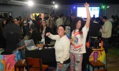 Foto de la galería: En la Casa del Streaming, la vuelta de Dólar Blue marcó cita con mucha gente amiga en una noche de peña y animación