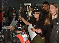 Foto de la galería: En la Casa del Streaming, la vuelta de Dólar Blue marcó cita con mucha gente amiga en una noche de peña y animación