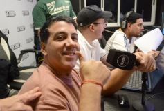 Foto de la galería: En la Casa del Streaming, la vuelta de Dólar Blue marcó cita con mucha gente amiga en una noche de peña y animación