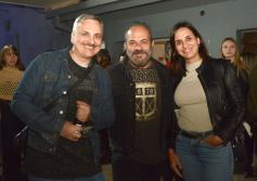 Foto de la galería: En la Casa del Streaming, la vuelta de Dólar Blue marcó cita con mucha gente amiga en una noche de peña y animación