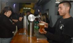Foto de la galería: En la Casa del Streaming, la vuelta de Dólar Blue marcó cita con mucha gente amiga en una noche de peña y animación