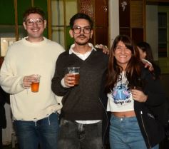 Foto de la galería: En la Casa del Streaming, la vuelta de Dólar Blue marcó cita con mucha gente amiga en una noche de peña y animación