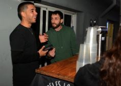 Foto de la galería: En la Casa del Streaming, la vuelta de Dólar Blue marcó cita con mucha gente amiga en una noche de peña y animación