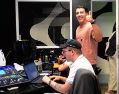 Foto de la galería: En la Casa del Streaming, la vuelta de Dólar Blue marcó cita con mucha gente amiga en una noche de peña y animación