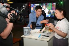 Foto de la galería: En la Casa del Streaming, la vuelta de Dólar Blue marcó cita con mucha gente amiga en una noche de peña y animación