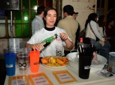 Foto de la galería: En la Casa del Streaming, la vuelta de Dólar Blue marcó cita con mucha gente amiga en una noche de peña y animación
