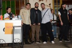 Foto de la galería: En la Casa del Streaming, la vuelta de Dólar Blue marcó cita con mucha gente amiga en una noche de peña y animación