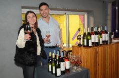 Foto de la galería: En la Casa del Streaming, la vuelta de Dólar Blue marcó cita con mucha gente amiga en una noche de peña y animación