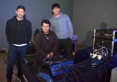 Foto de la galería: En la Casa del Streaming, la vuelta de Dólar Blue marcó cita con mucha gente amiga en una noche de peña y animación