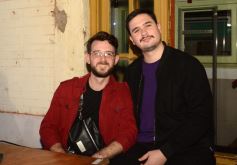 Foto de la galería: En la Casa del Streaming, la vuelta de Dólar Blue marcó cita con mucha gente amiga en una noche de peña y animación
